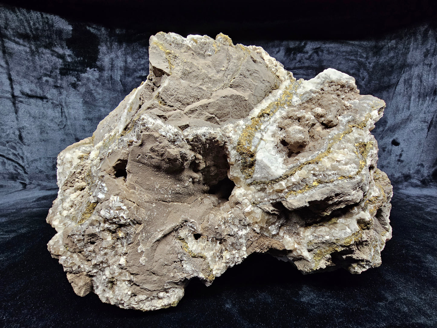 #33028 Super clear Nailhead Spar Calcite geode, Chalcopyrite ore and multiple small fossils in the matrix