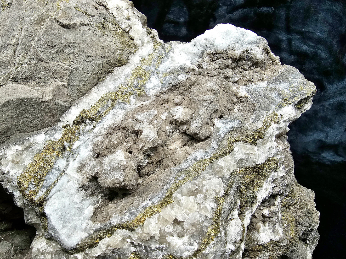 #33028 Super clear Nailhead Spar Calcite geode, Chalcopyrite ore and multiple small fossils in the matrix
