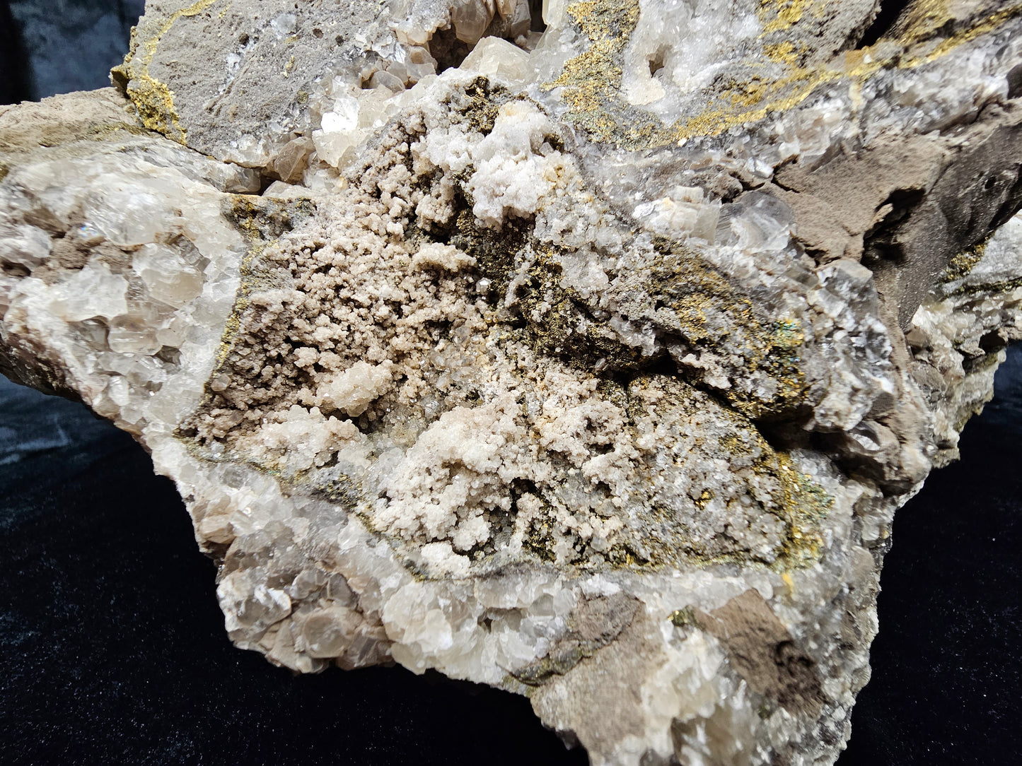#33028 Super clear Nailhead Spar Calcite geode, Chalcopyrite ore and multiple small fossils in the matrix