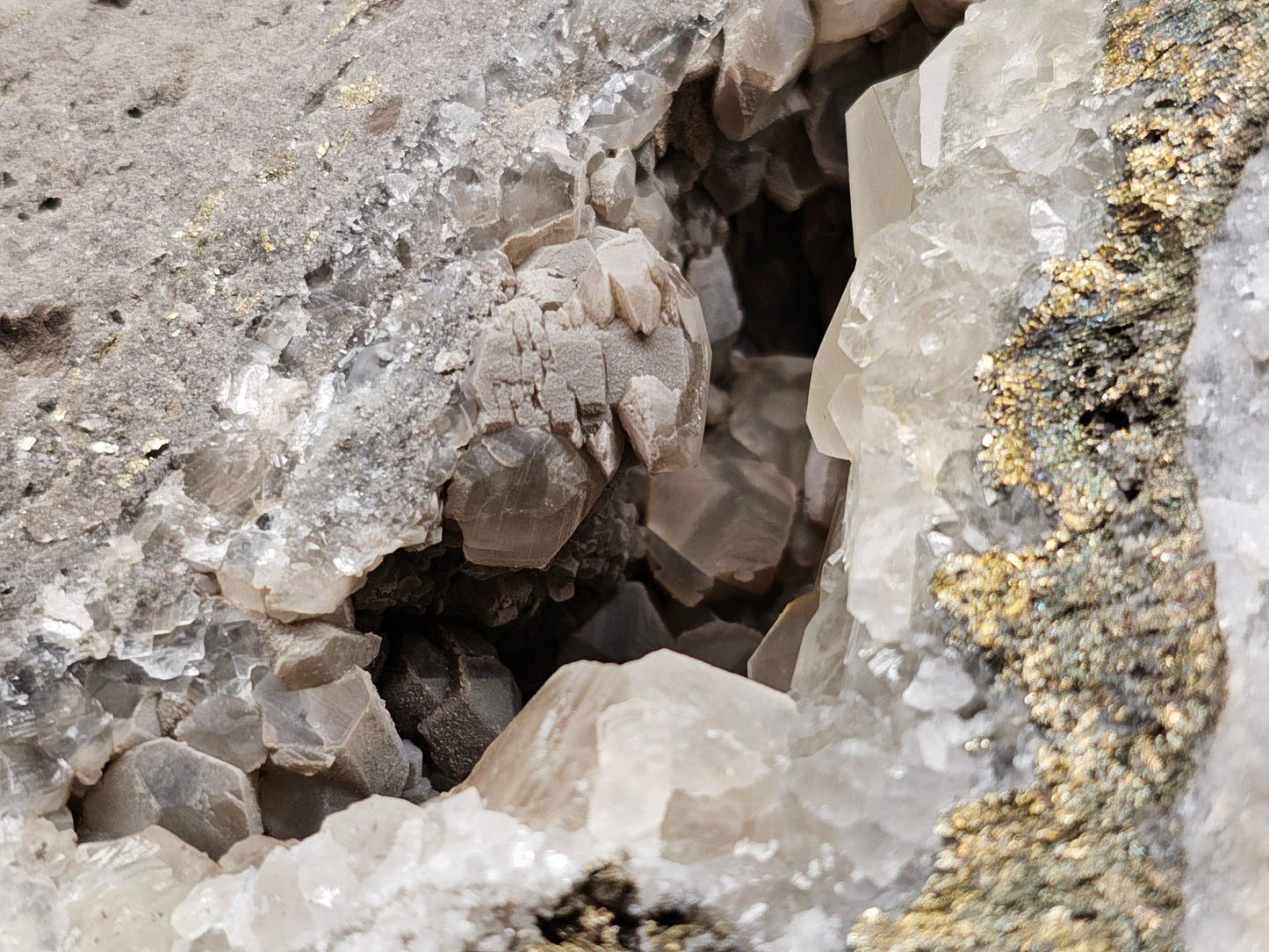 #33028 Super clear Nailhead Spar Calcite geode, Chalcopyrite ore and multiple small fossils in the matrix