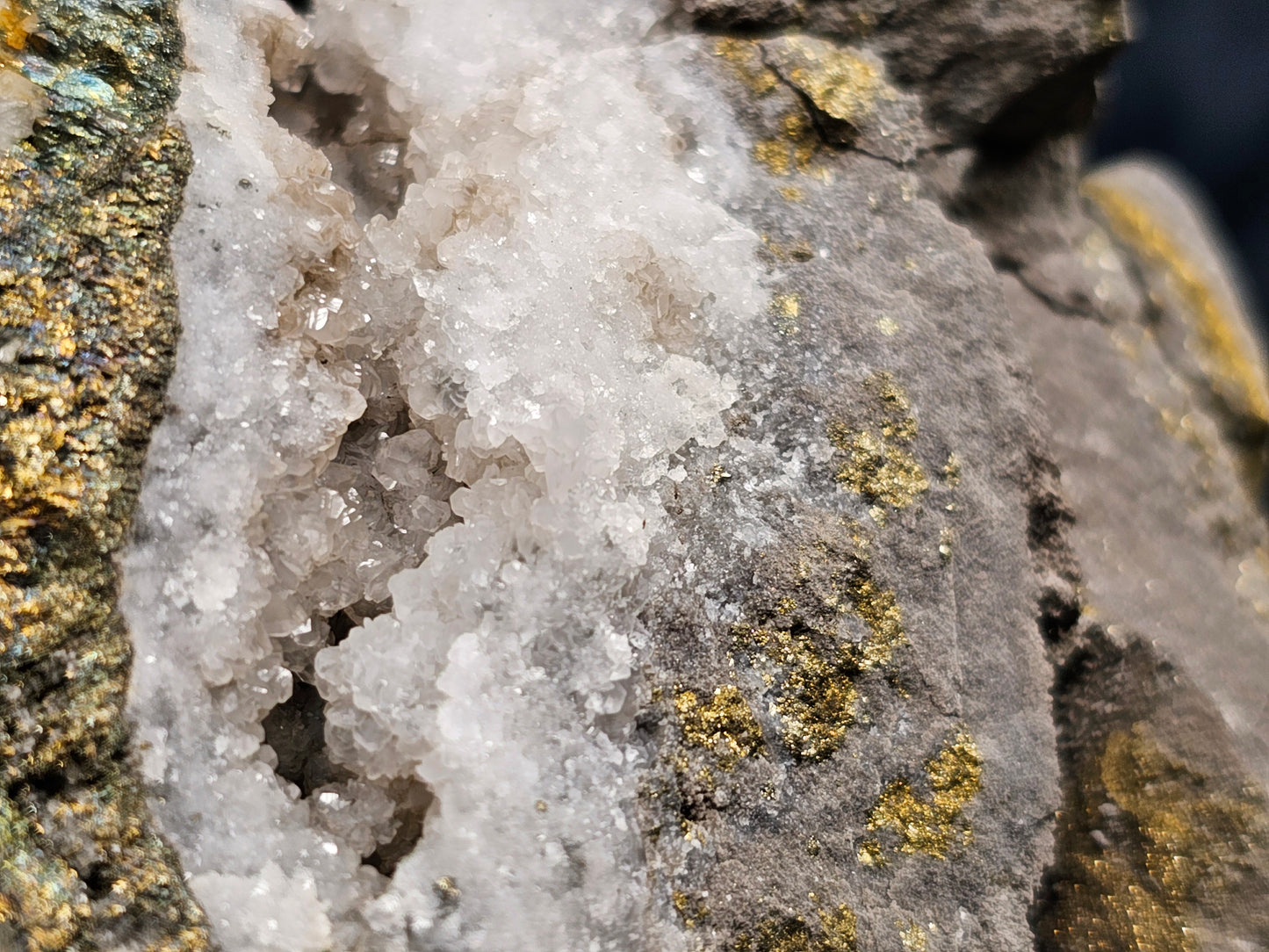 #33028 Super clear Nailhead Spar Calcite geode, Chalcopyrite ore and multiple small fossils in the matrix