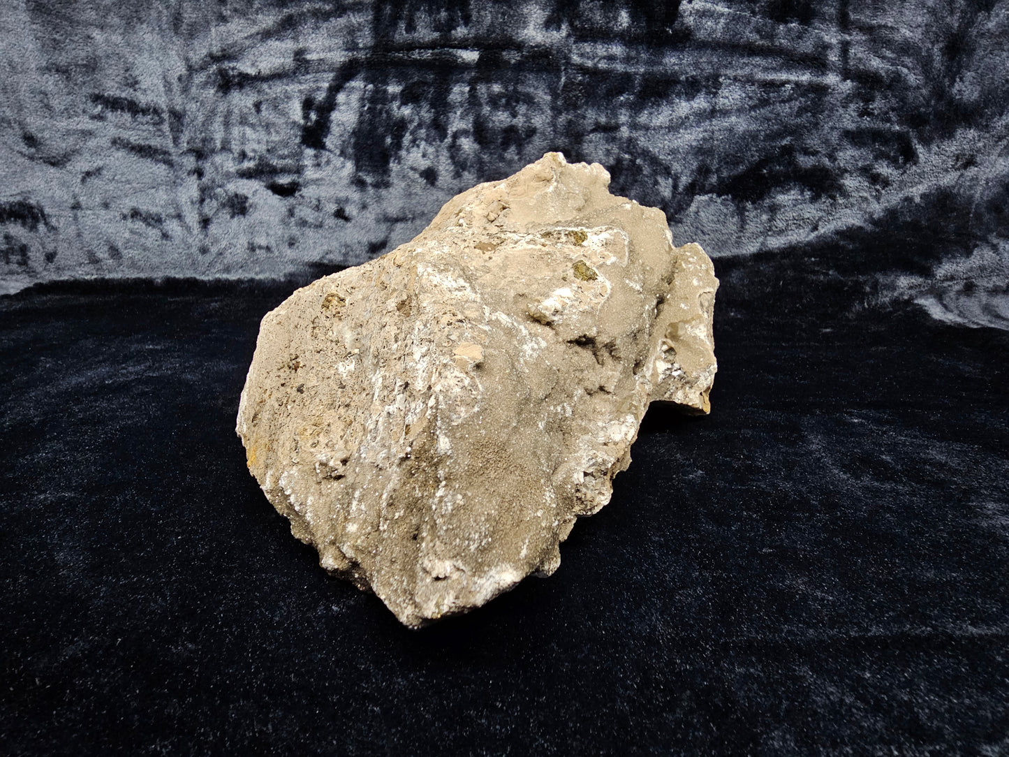 #33025 Special formation of Nailhead Spar Calcite cluster, Chalcopyrite ore and multiple small fossils in the matrix