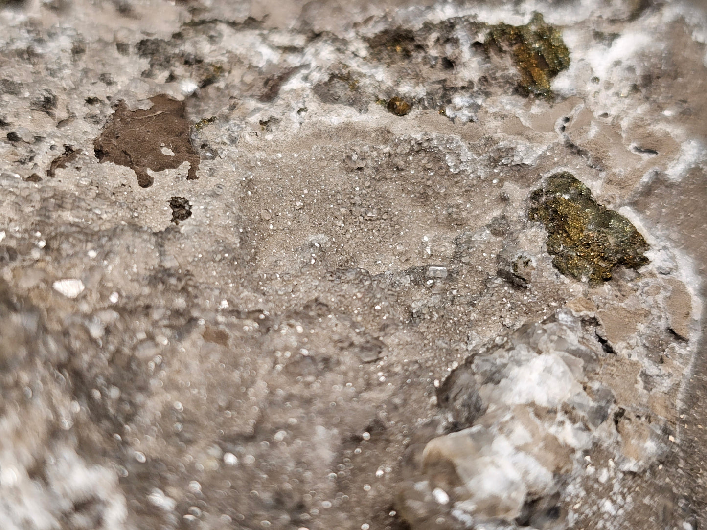 #33025 Special formation of Nailhead Spar Calcite cluster, Chalcopyrite ore and multiple small fossils in the matrix