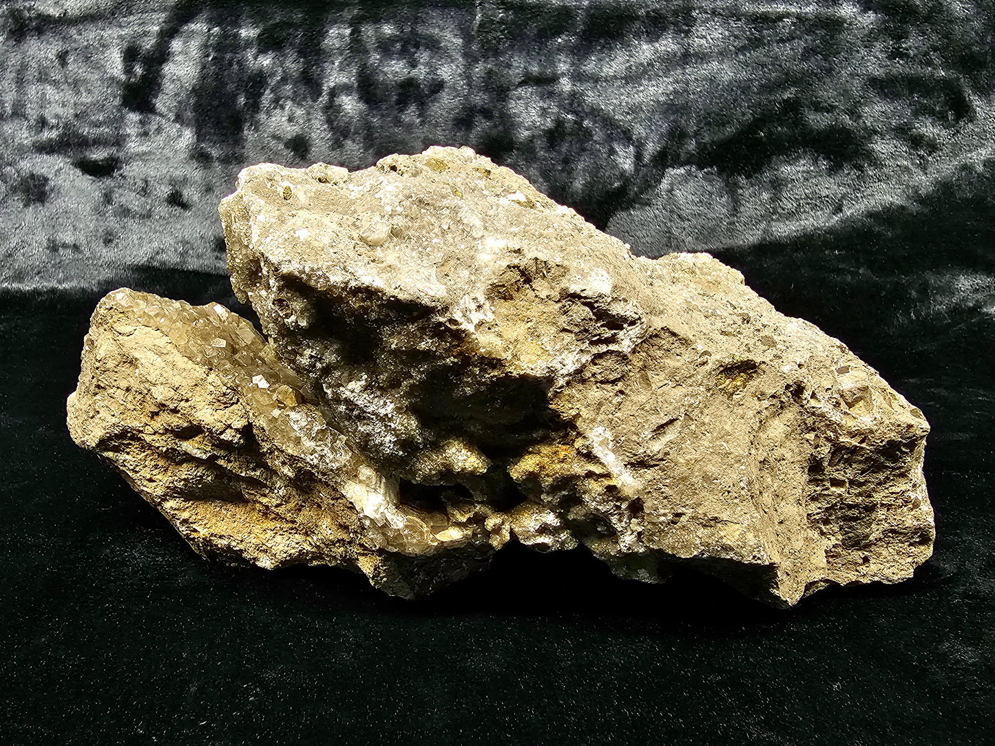 #33025 Special formation of Nailhead Spar Calcite cluster, Chalcopyrite ore and multiple small fossils in the matrix