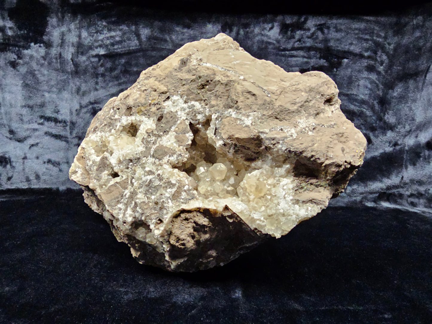 #33026 Super clear Nailhead Spar Calcite geode, Chalcopyrite ore and multiple small fossils in the matrix