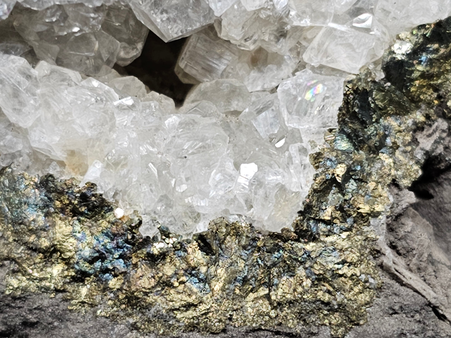 #33026 Super clear Nailhead Spar Calcite geode, Chalcopyrite ore and multiple small fossils in the matrix