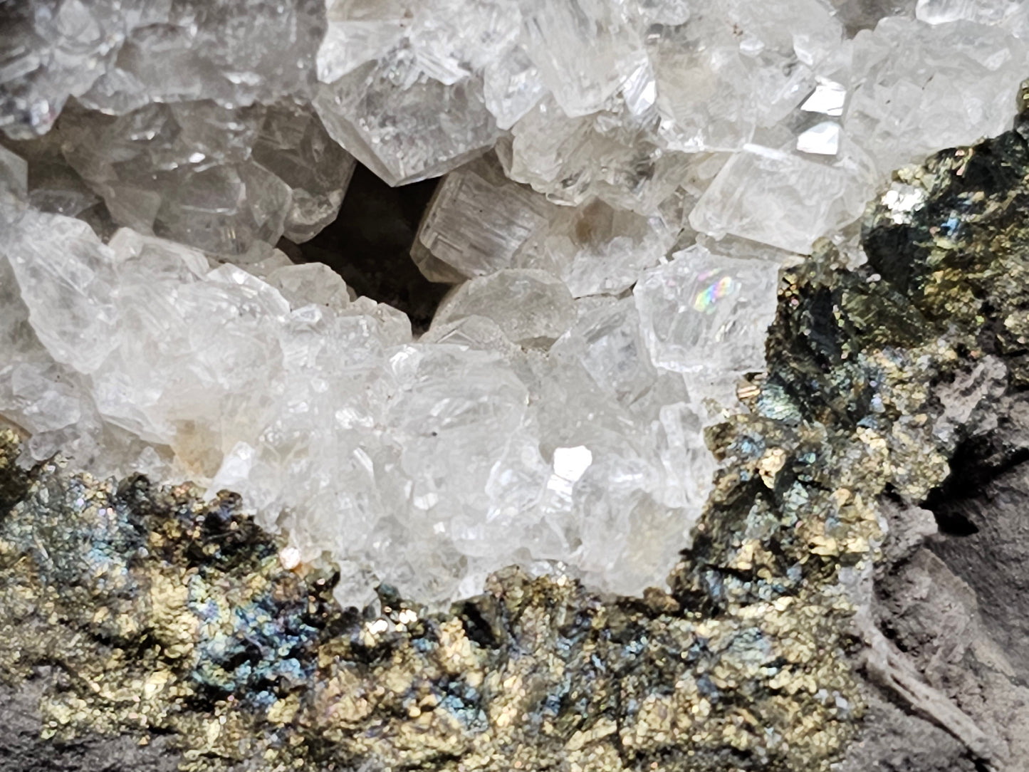 #33026 Super clear Nailhead Spar Calcite geode, Chalcopyrite ore and multiple small fossils in the matrix