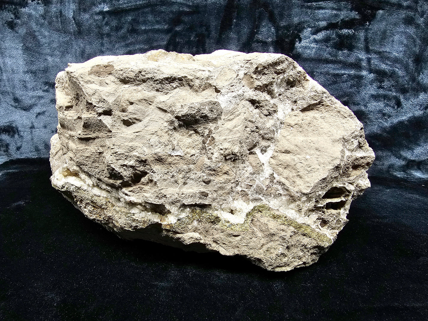#33026 Super clear Nailhead Spar Calcite geode, Chalcopyrite ore and multiple small fossils in the matrix