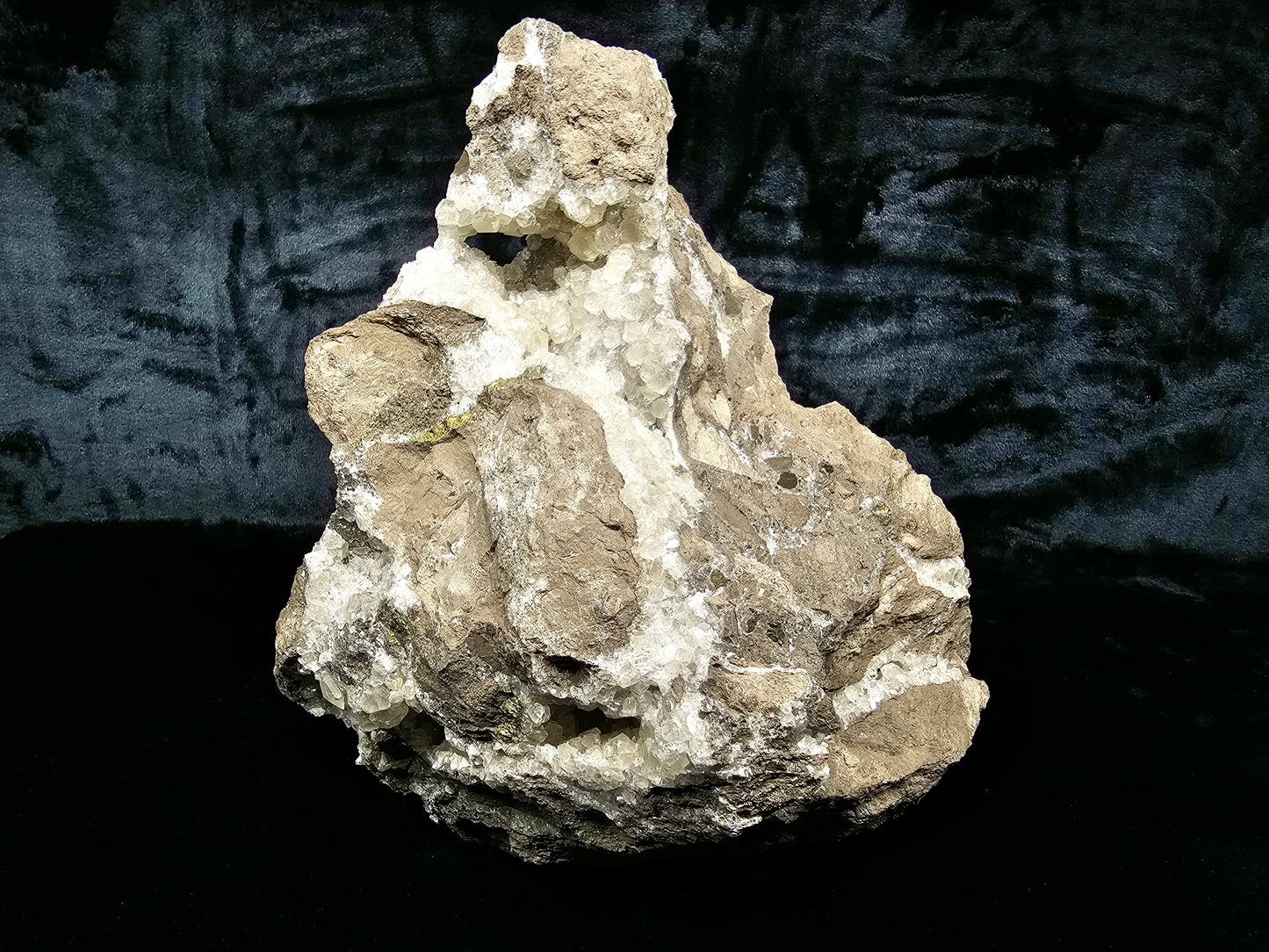 #33033 Super clear Nailhead Spar Calcite geode, Chalcopyrite ore and multiple small fossils in the matrix