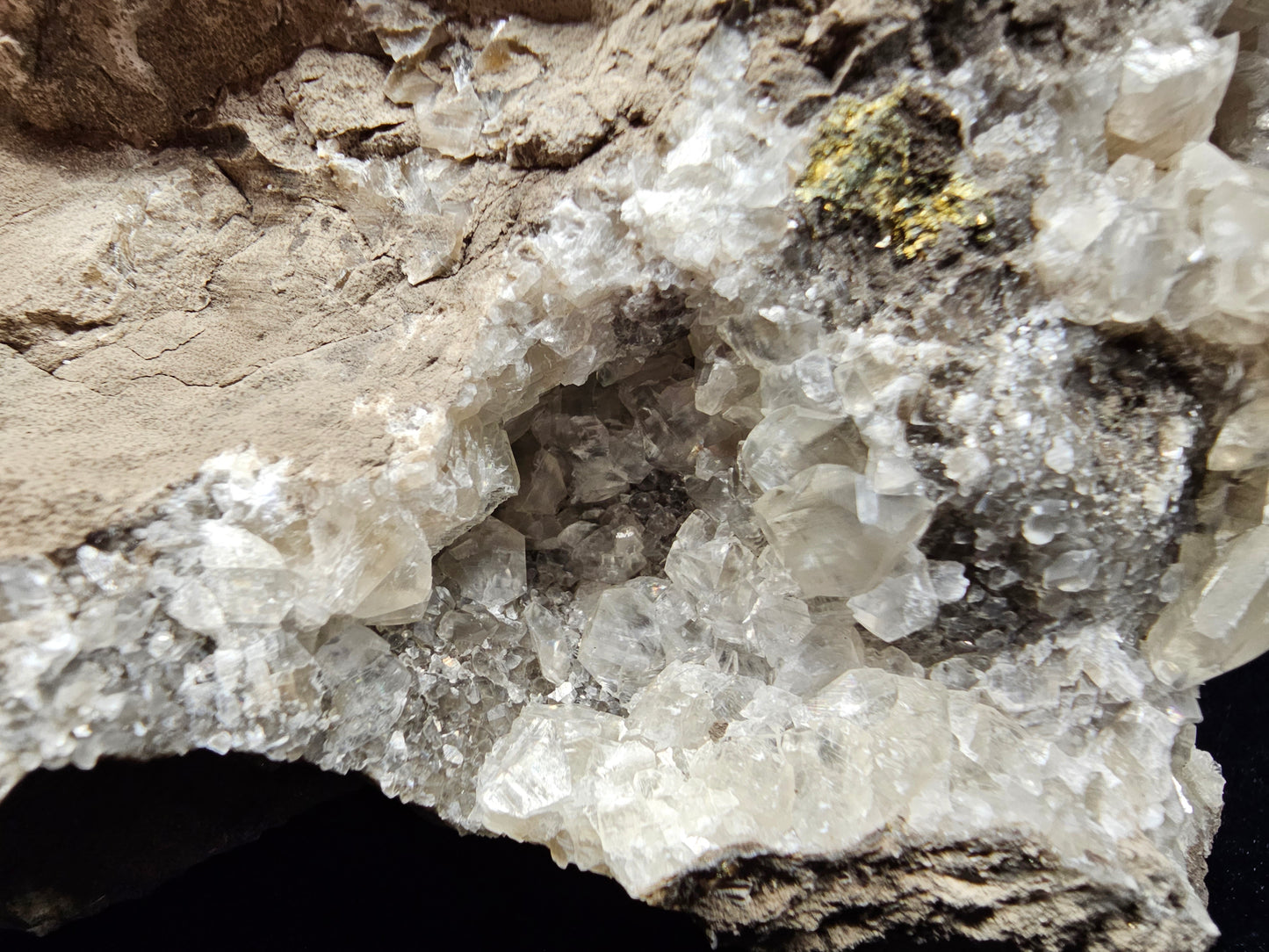 #33033 Super clear Nailhead Spar Calcite geode, Chalcopyrite ore and multiple small fossils in the matrix