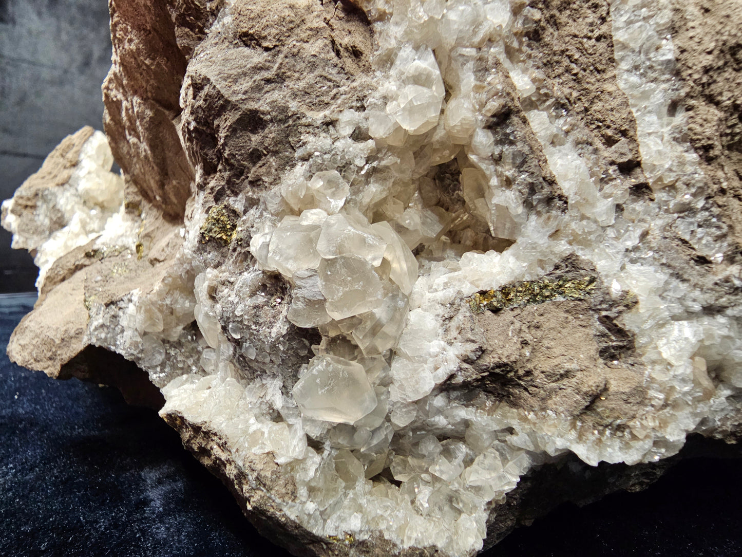 #33033 Super clear Nailhead Spar Calcite geode, Chalcopyrite ore and multiple small fossils in the matrix