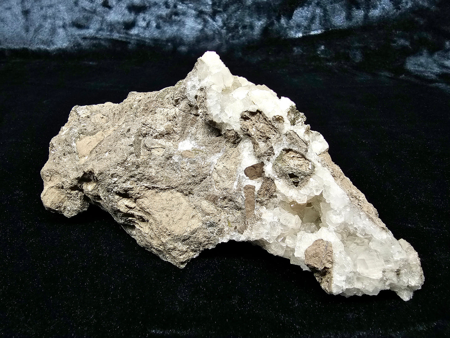 #33038 Super clear Nailhead Spar Calcite geode, Chalcopyrite ore and multiple small fossils in the matrix