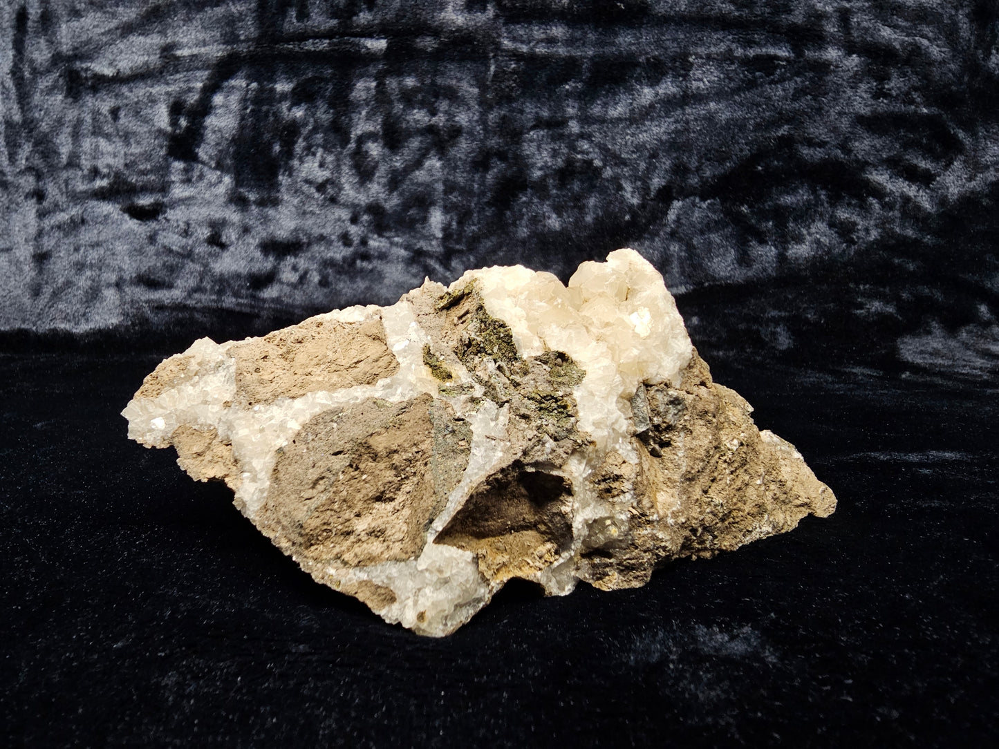 #33038 Super clear Nailhead Spar Calcite geode, Chalcopyrite ore and multiple small fossils in the matrix