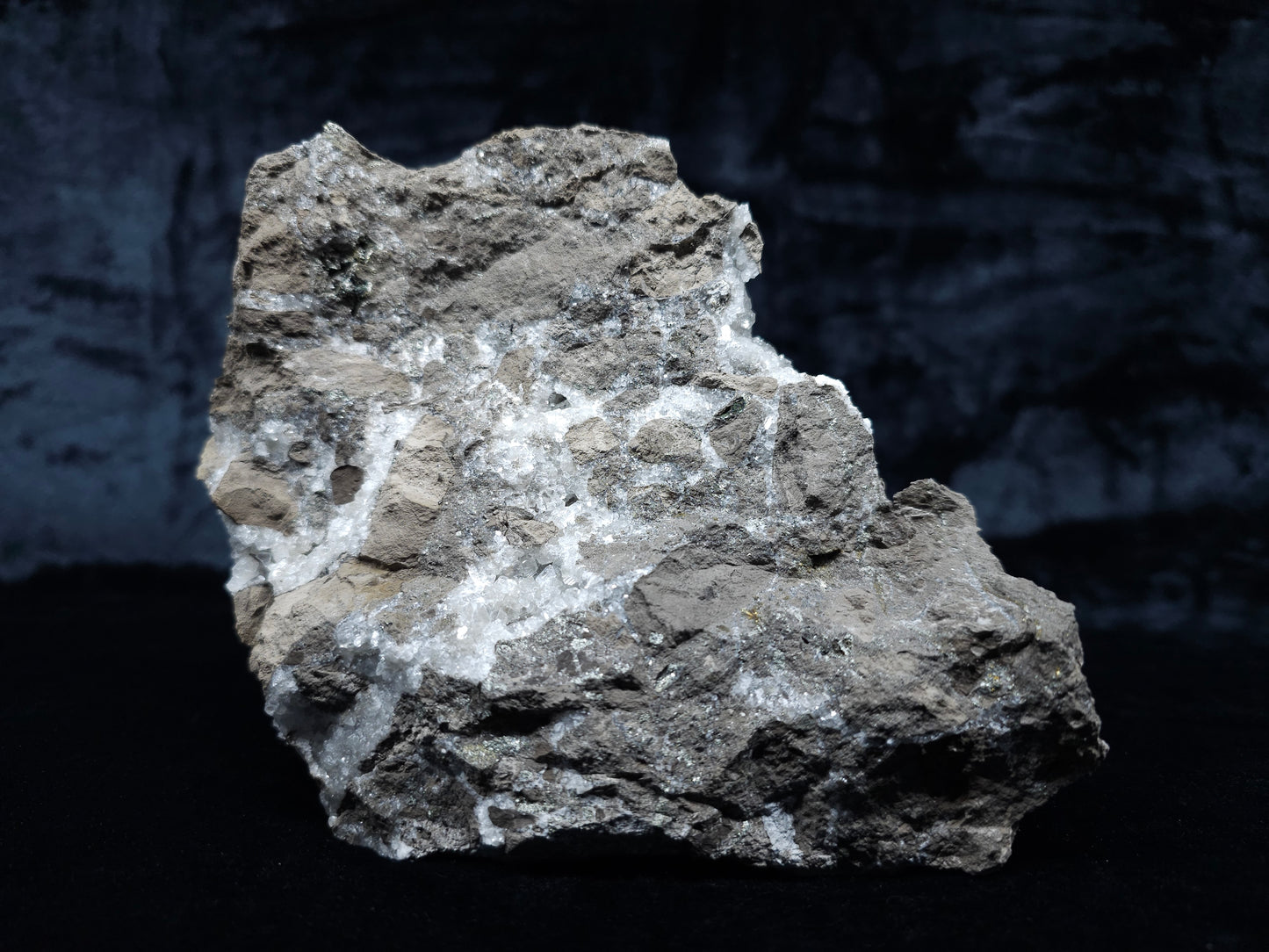 #33039 Super clear Nailhead Spar Calcite geode, Chalcopyrite ore and multiple small fossils in the matrix