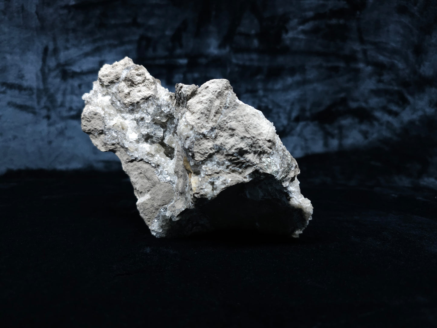 #33063 Super clear Nailhead Spar Calcite geode, Chalcopyrite ore and multiple small fossils in the matrix