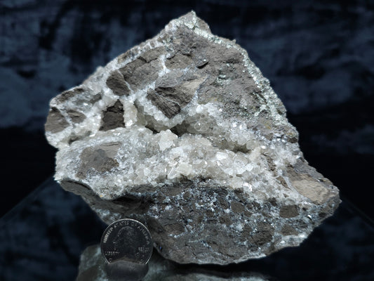 #33096 Super clear Nailhead Spar Calcite goede, Chalcopyrite ore and multiple small fossils in the matrix