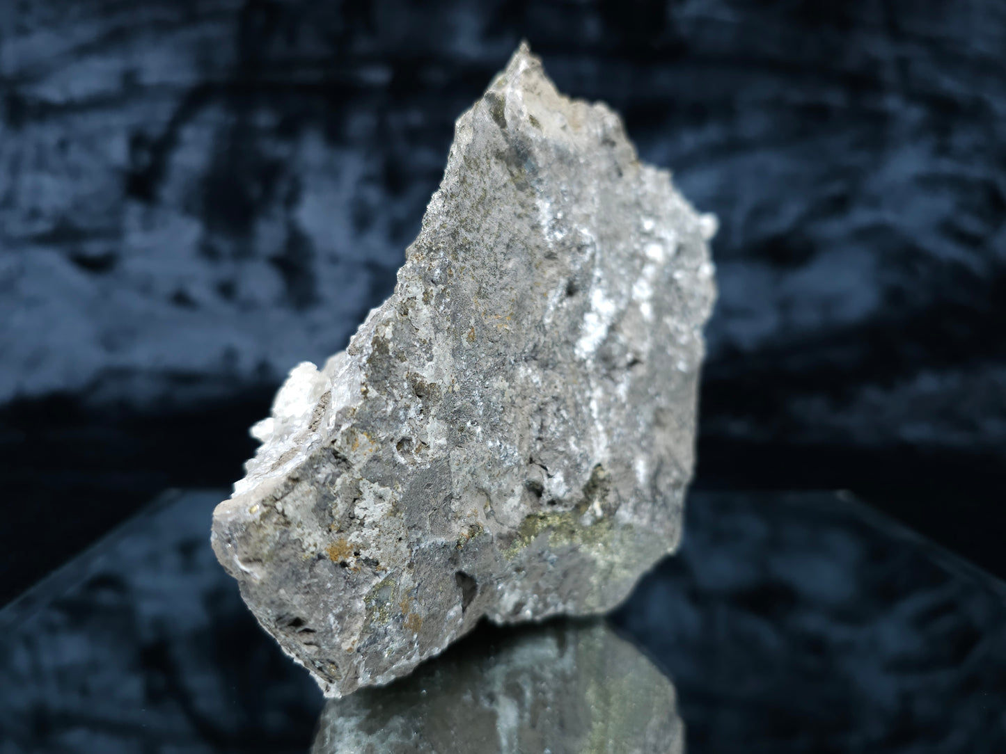 #33096 Super clear Nailhead Spar Calcite goede, Chalcopyrite ore and multiple small fossils in the matrix