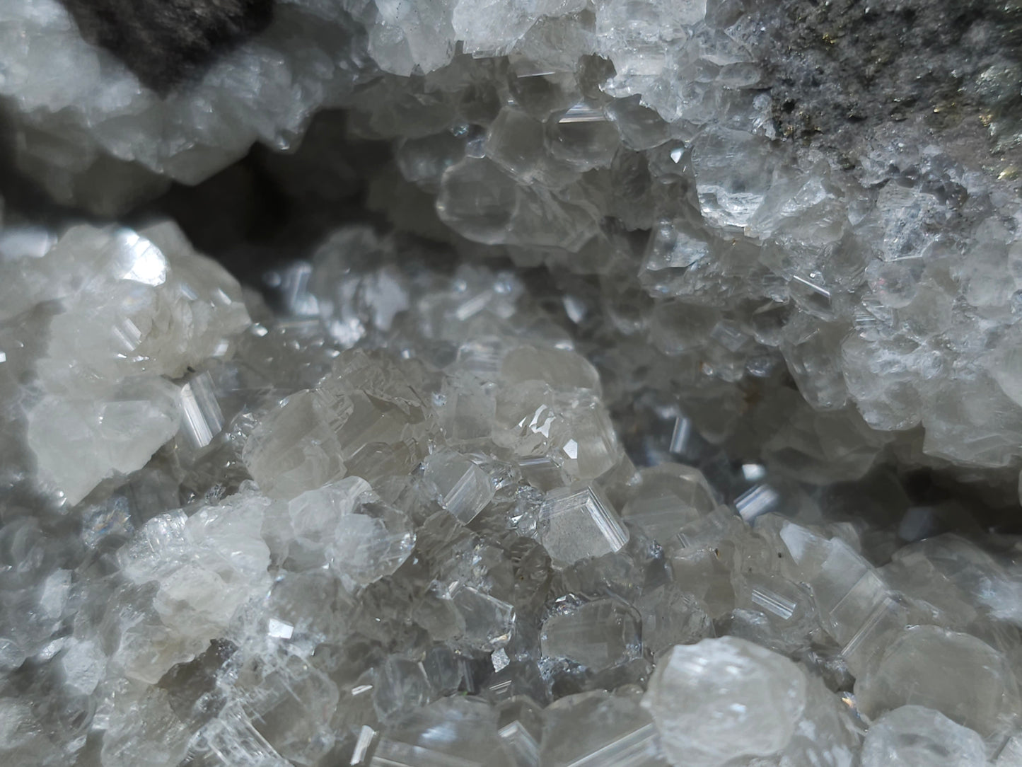 #33096 Super clear Nailhead Spar Calcite goede, Chalcopyrite ore and multiple small fossils in the matrix