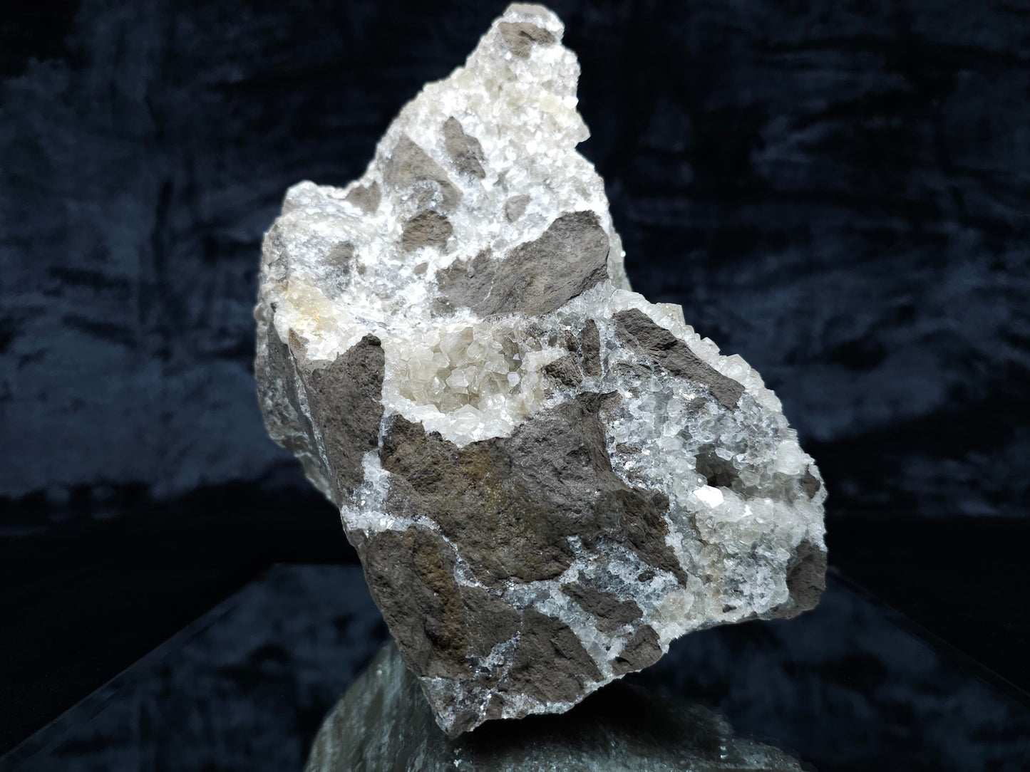 #33093 Super clear Nailhead Spar Calcite geode, Chalcopyrite ore and multiple small fossils in the matrix
