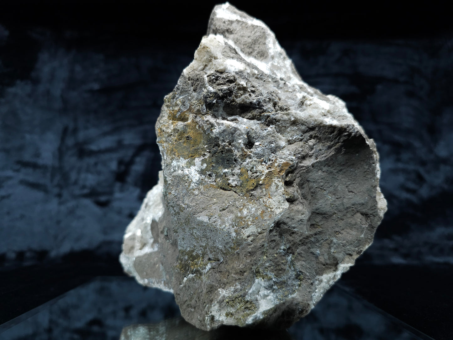 #33093 Super clear Nailhead Spar Calcite geode, Chalcopyrite ore and multiple small fossils in the matrix