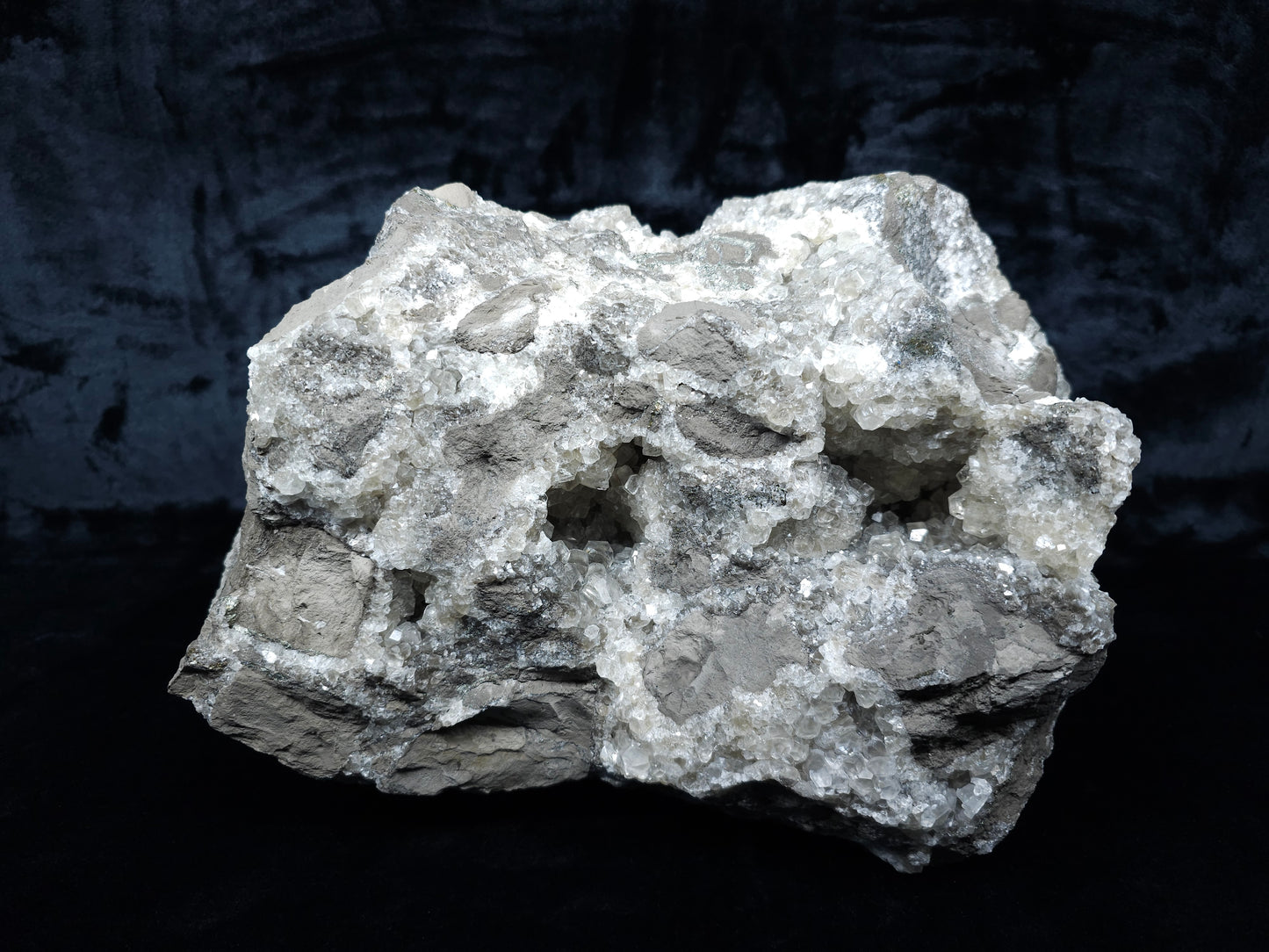 #33088 Super clear Nailhead Spar Calcite geode, Chalcopyrite ore and multiple small fossils in the matrix