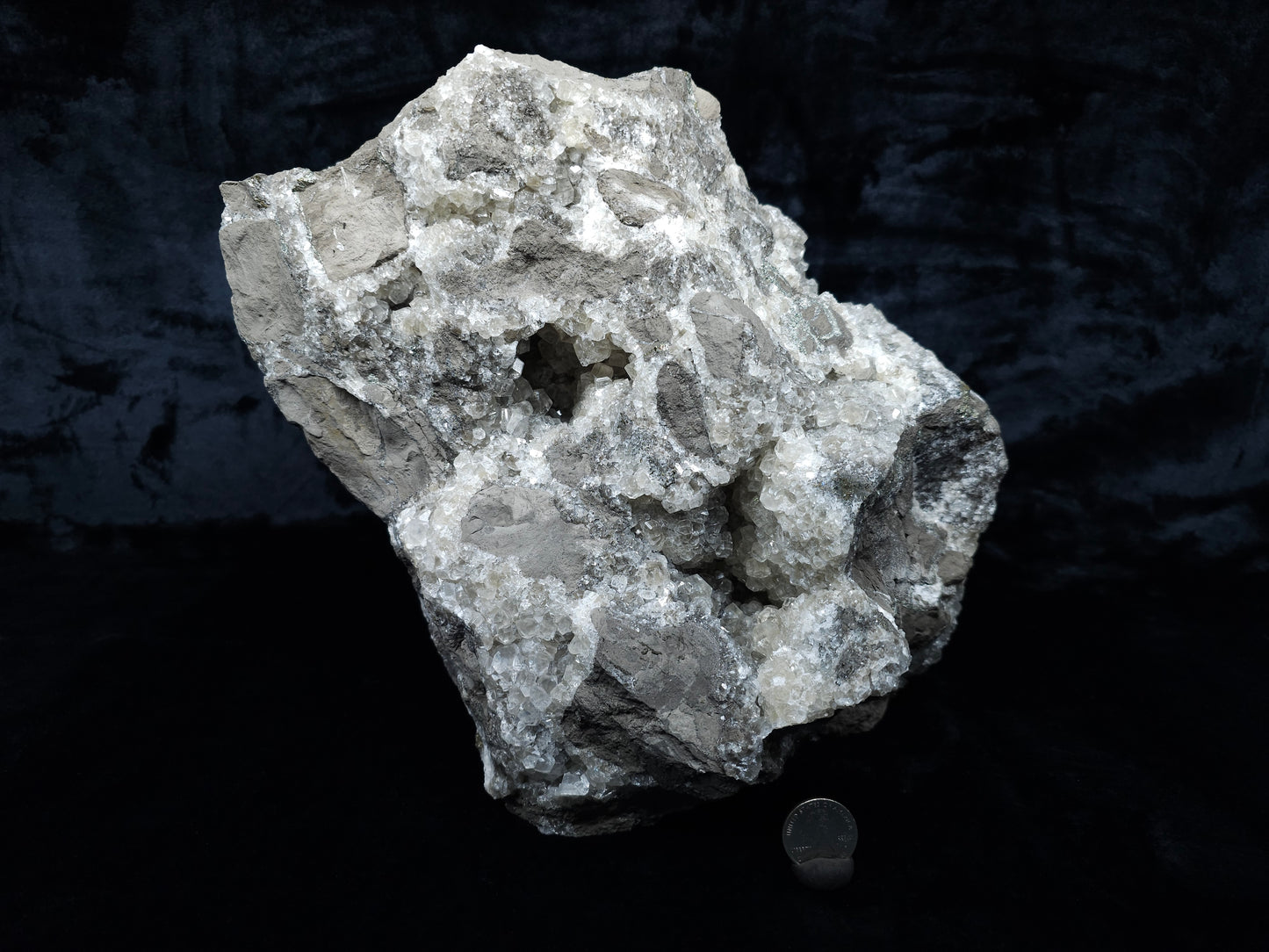 #33088 Super clear Nailhead Spar Calcite geode, Chalcopyrite ore and multiple small fossils in the matrix