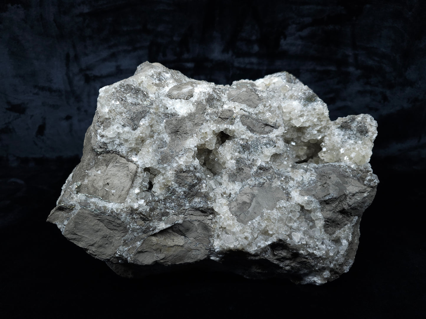 #33088 Super clear Nailhead Spar Calcite geode, Chalcopyrite ore and multiple small fossils in the matrix