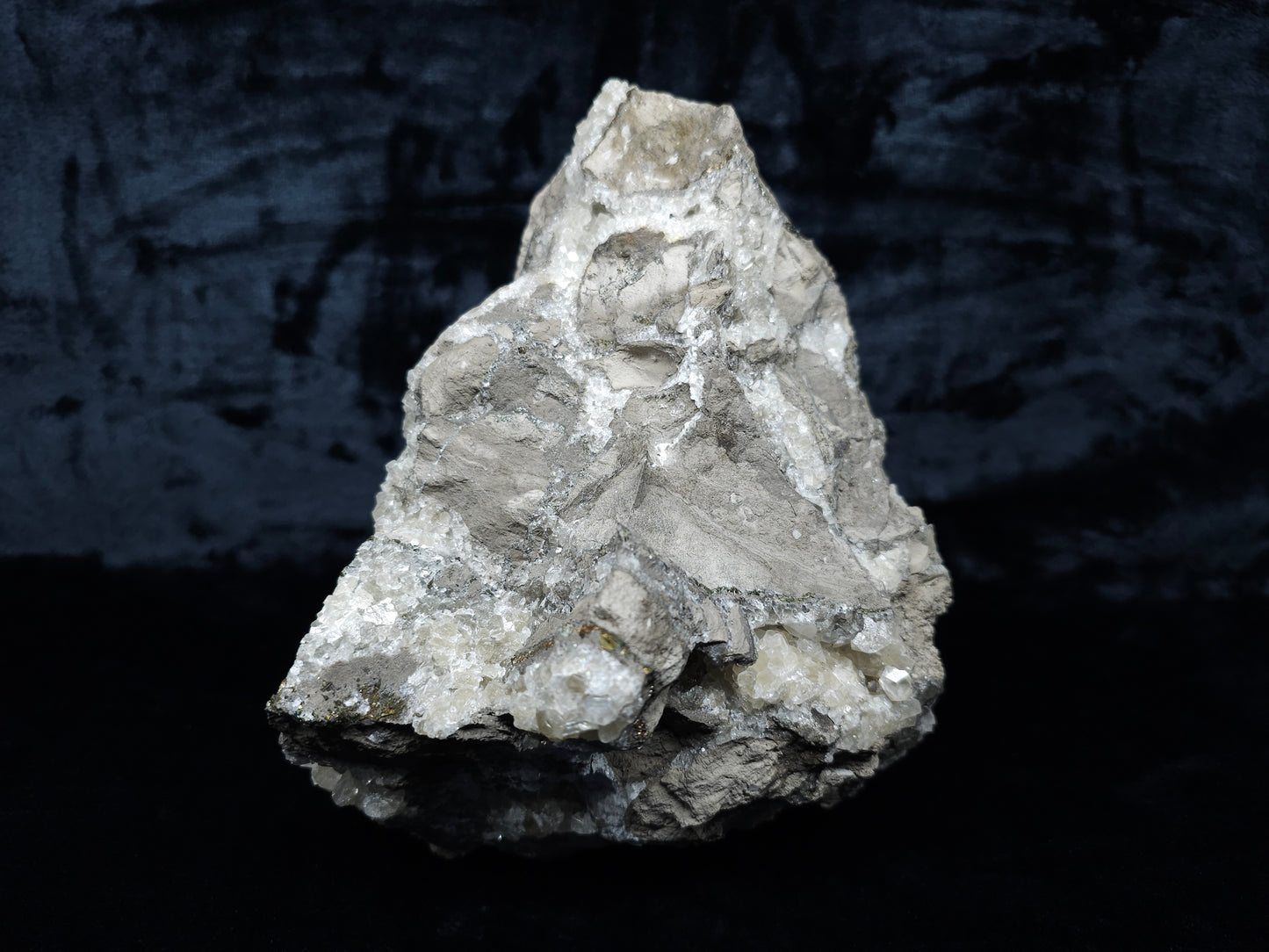 #33087 Super clear Nailhead Spar Calcite geode, Chalcopyrite ore and multiple small fossils in the matrix