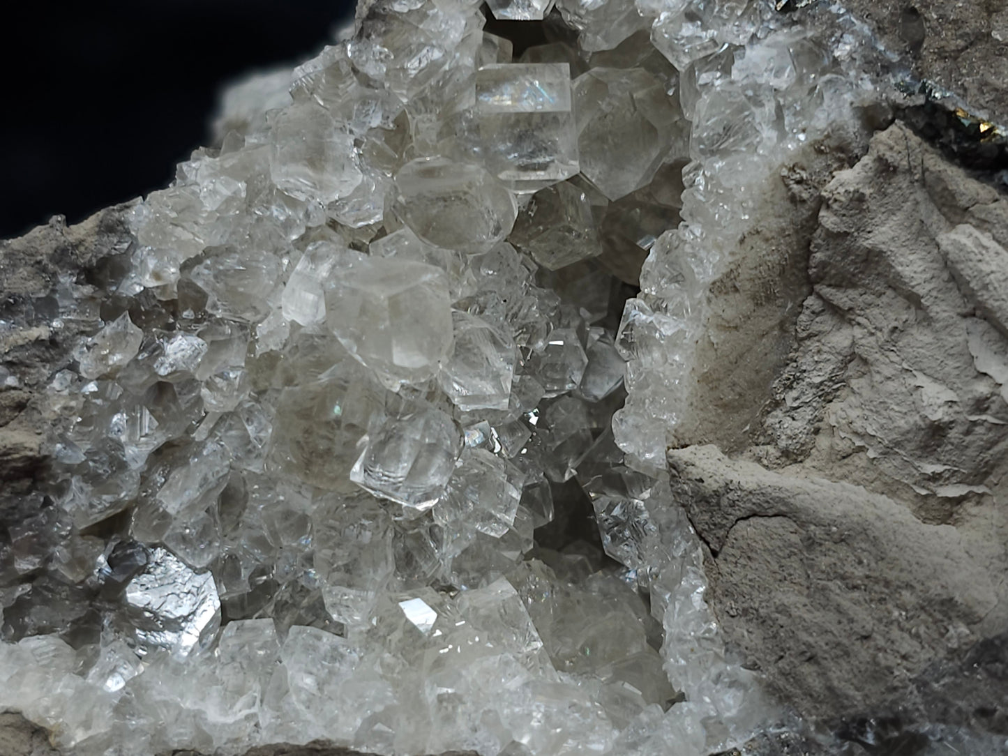 #33087 Super clear Nailhead Spar Calcite geode, Chalcopyrite ore and multiple small fossils in the matrix