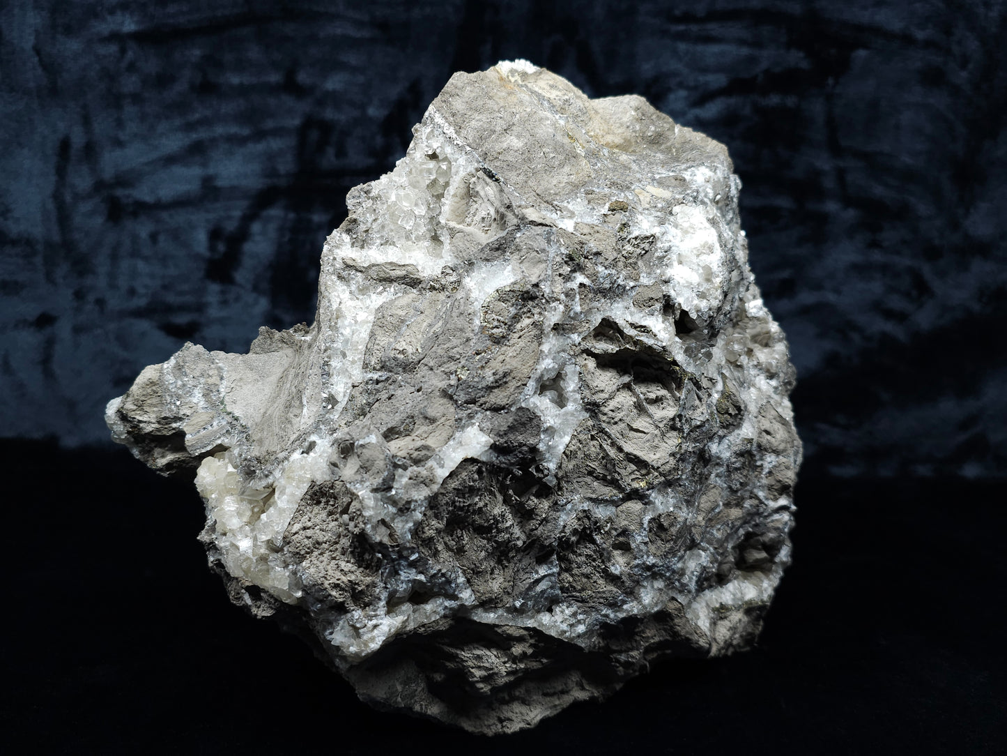#33087 Super clear Nailhead Spar Calcite geode, Chalcopyrite ore and multiple small fossils in the matrix