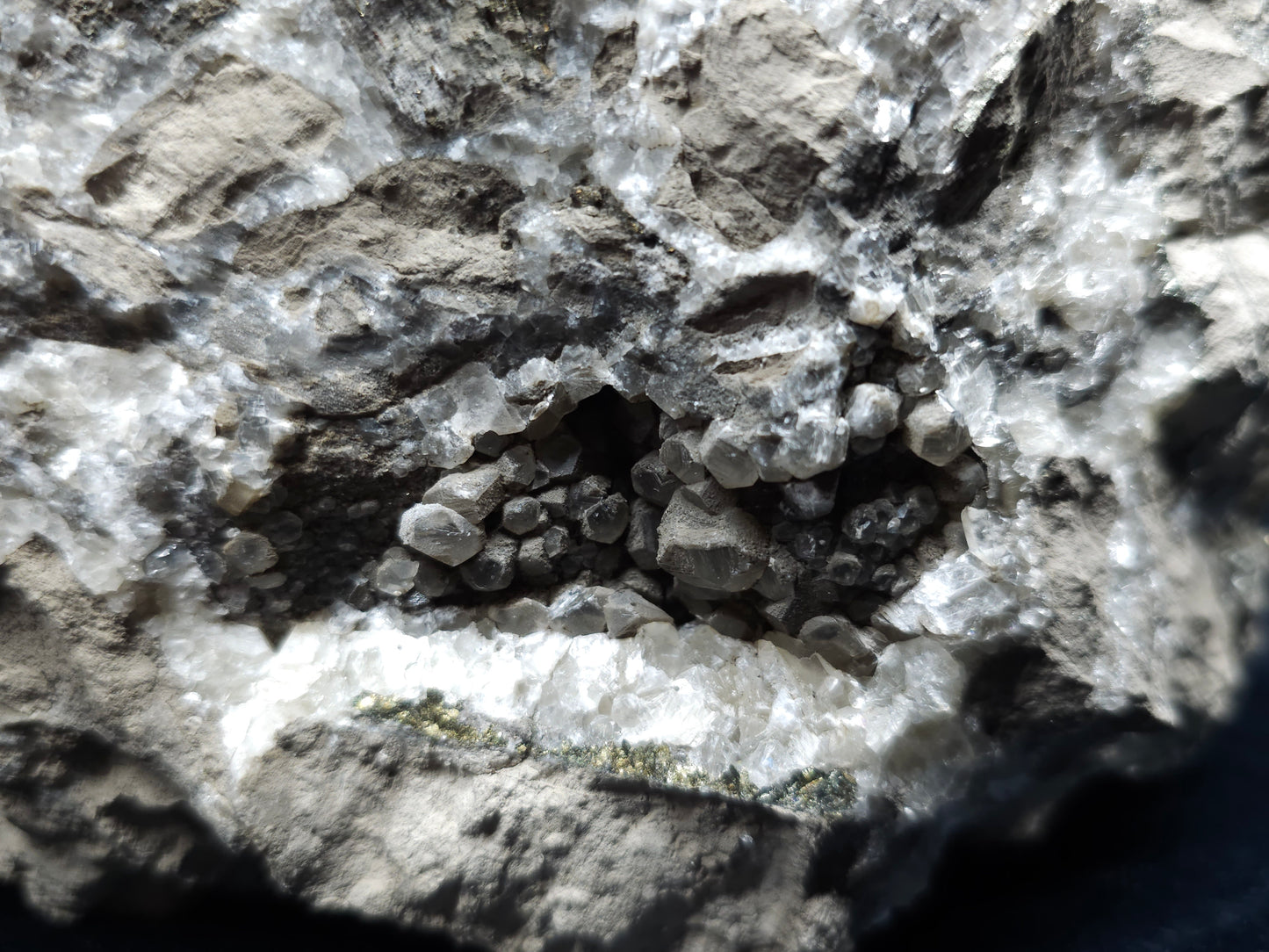 #33087 Super clear Nailhead Spar Calcite geode, Chalcopyrite ore and multiple small fossils in the matrix