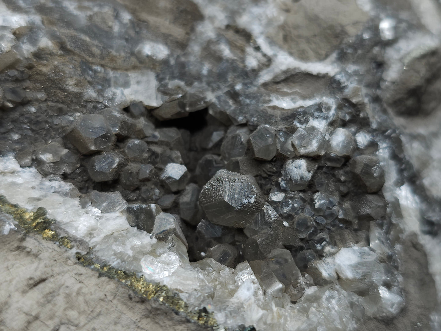 #33087 Super clear Nailhead Spar Calcite geode, Chalcopyrite ore and multiple small fossils in the matrix