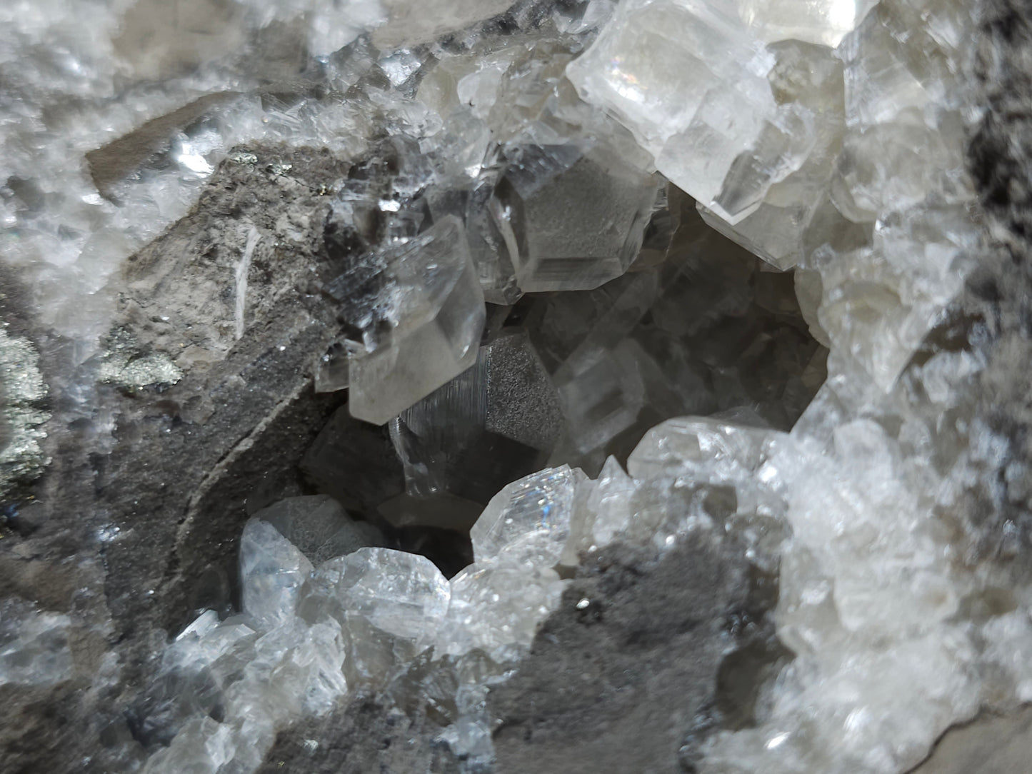 #33087 Super clear Nailhead Spar Calcite geode, Chalcopyrite ore and multiple small fossils in the matrix