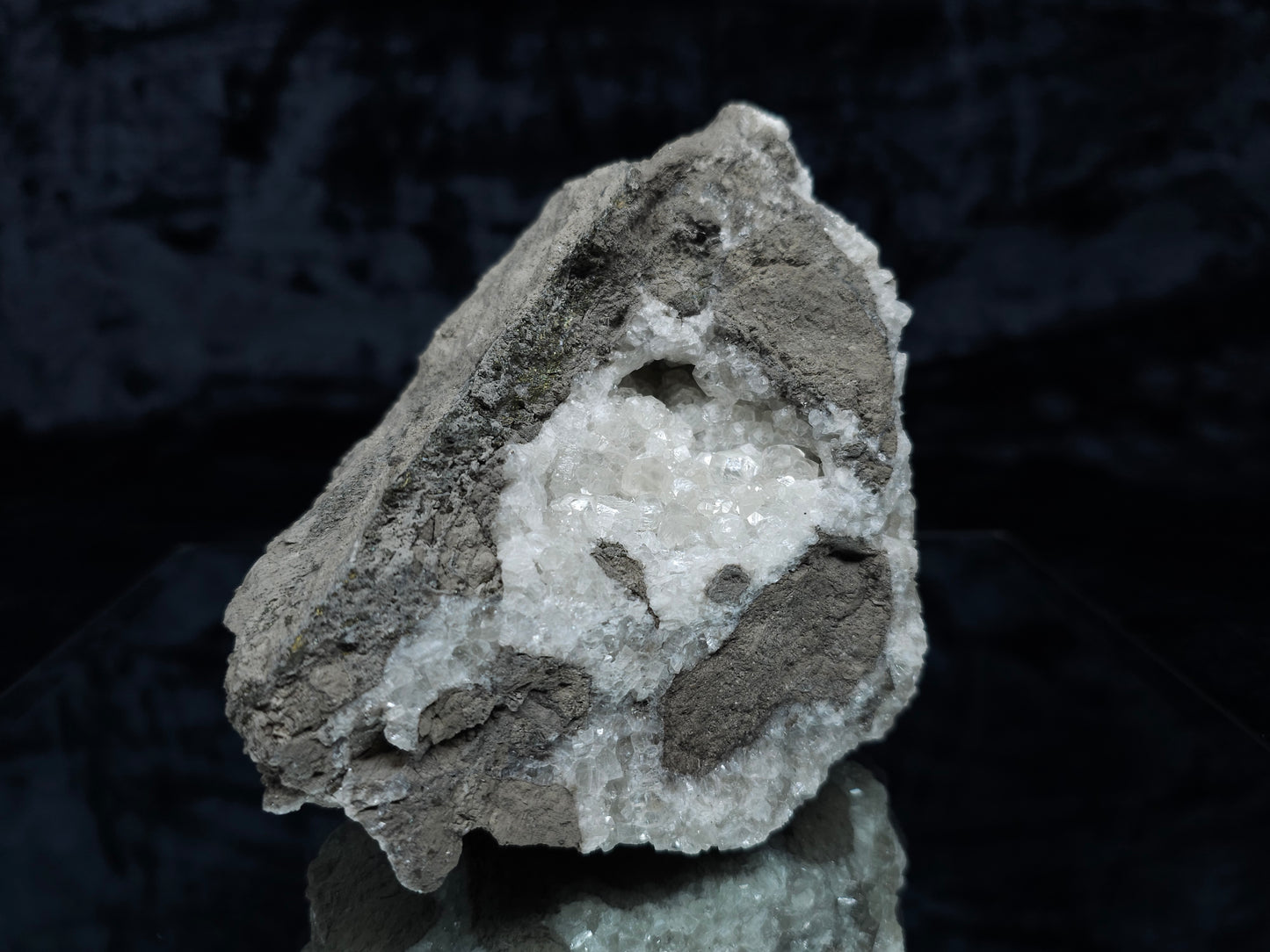 #33113 Super clear Nailhead Spar Calcite geode with Chalcopyrite ore and multiple small fossils in the matrix