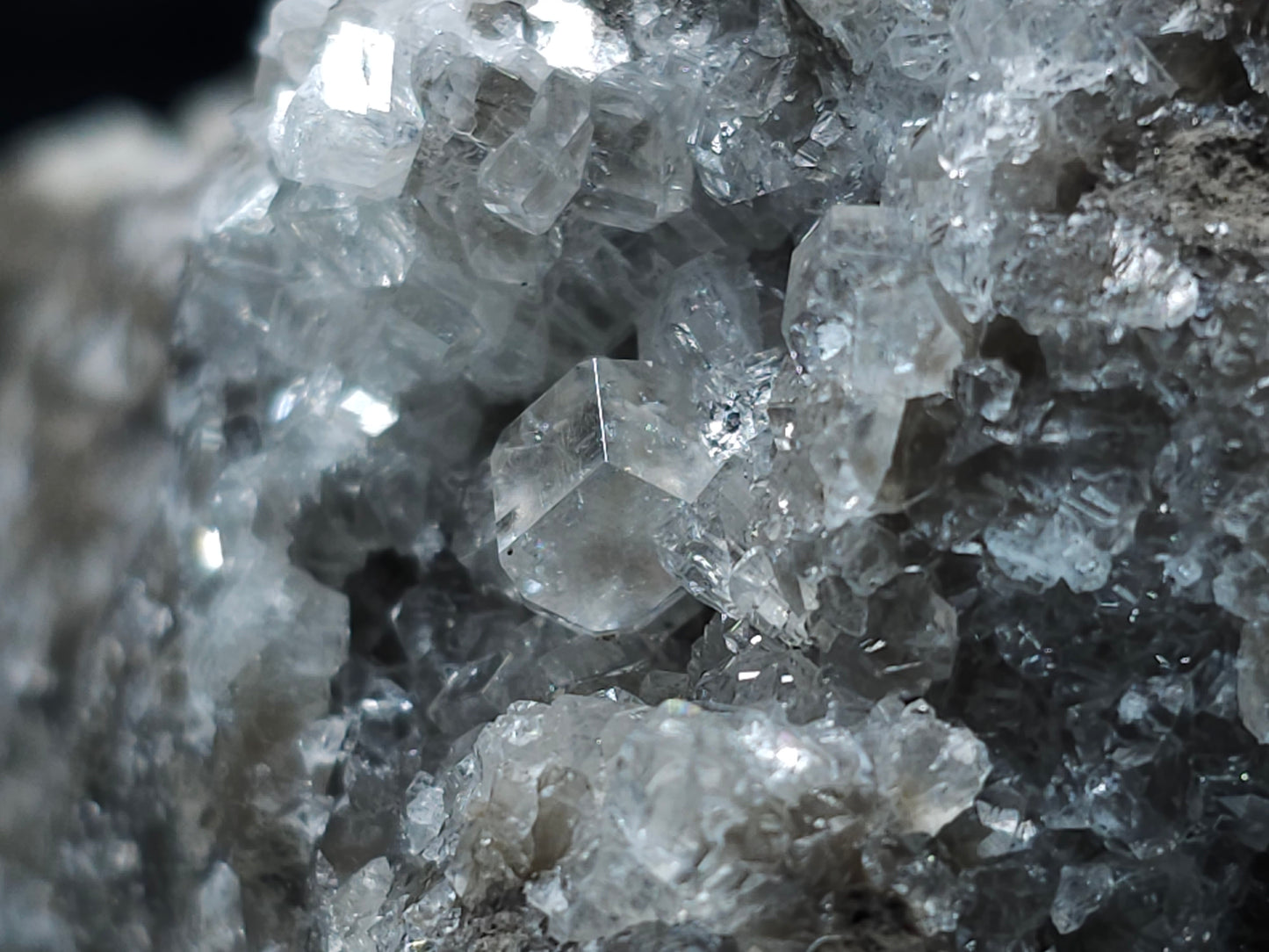 #33102 Super clear Nailhead Spar Calcite geode, Chalcopyrite ore and multiple small fossils in the matrix