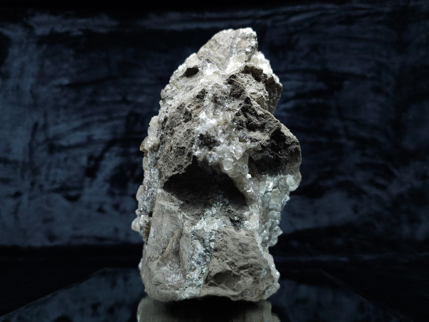 #33078 Super clear Nailhead Spar Calcite geode, Chalcopyrite ore and multiple small fossils in the matrix