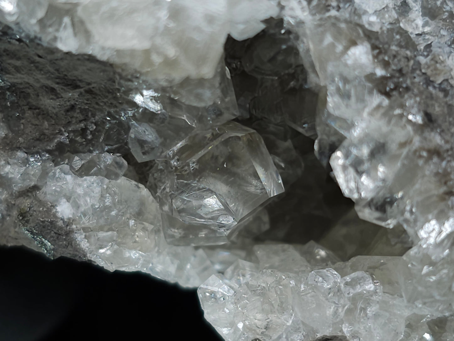 #33111 Super clear Nailhead Spar Calcite geode with Chalcopyrite ore and multiple small fossils in the matrix