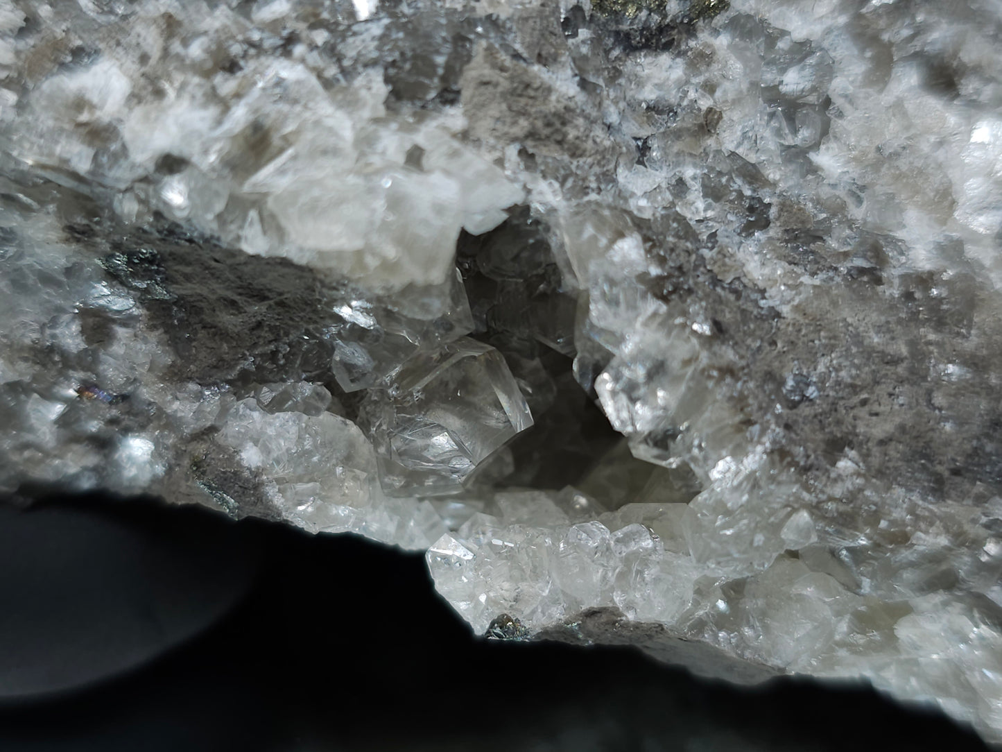 #33111 Super clear Nailhead Spar Calcite geode with Chalcopyrite ore and multiple small fossils in the matrix