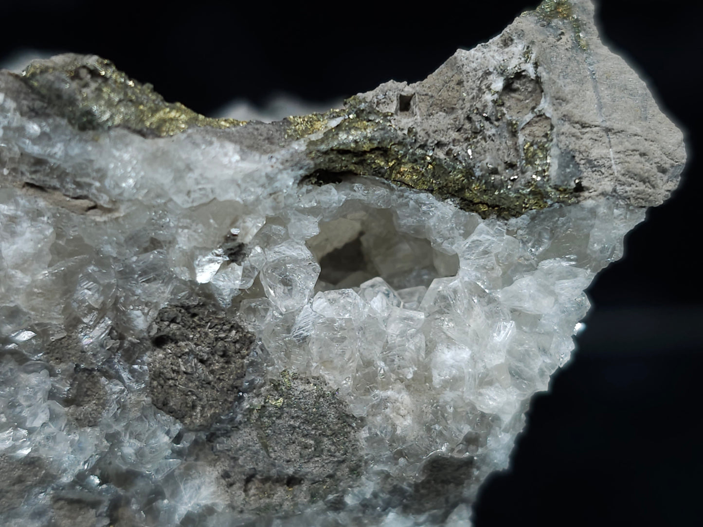 #33111 Super clear Nailhead Spar Calcite geode with Chalcopyrite ore and multiple small fossils in the matrix