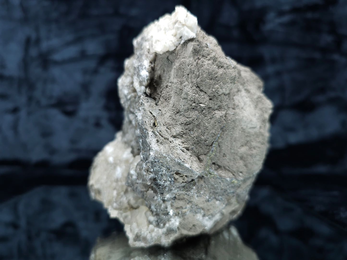 #33118 Super clear Nailhead Spar Calcite geode with Chalcopyrite ore and multiple small fossils in the matrix
