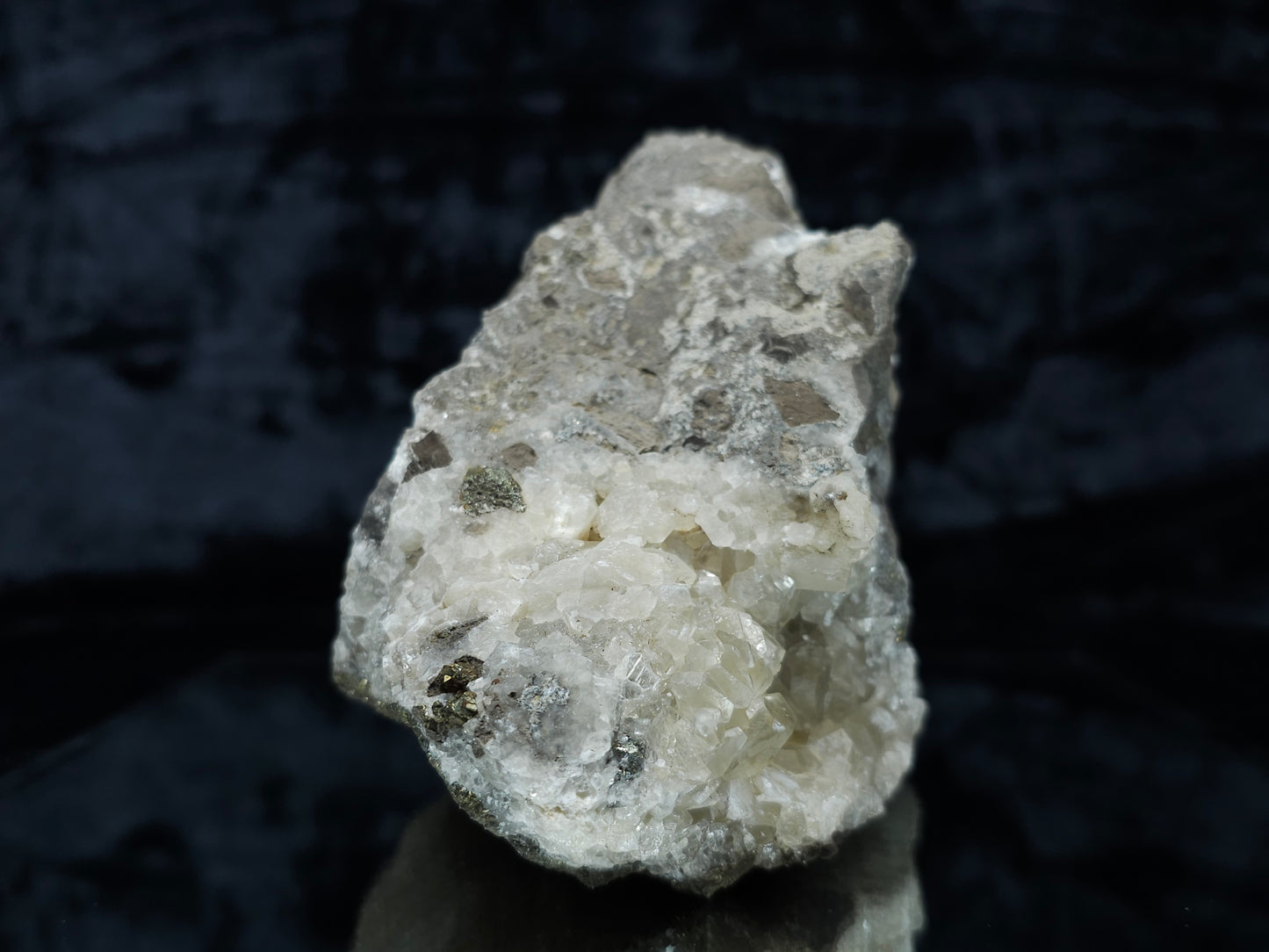 #33122 Super clear Nailhead Spar Calcite geode with Chalcopyrite ore and multiple small fossils in the matrix