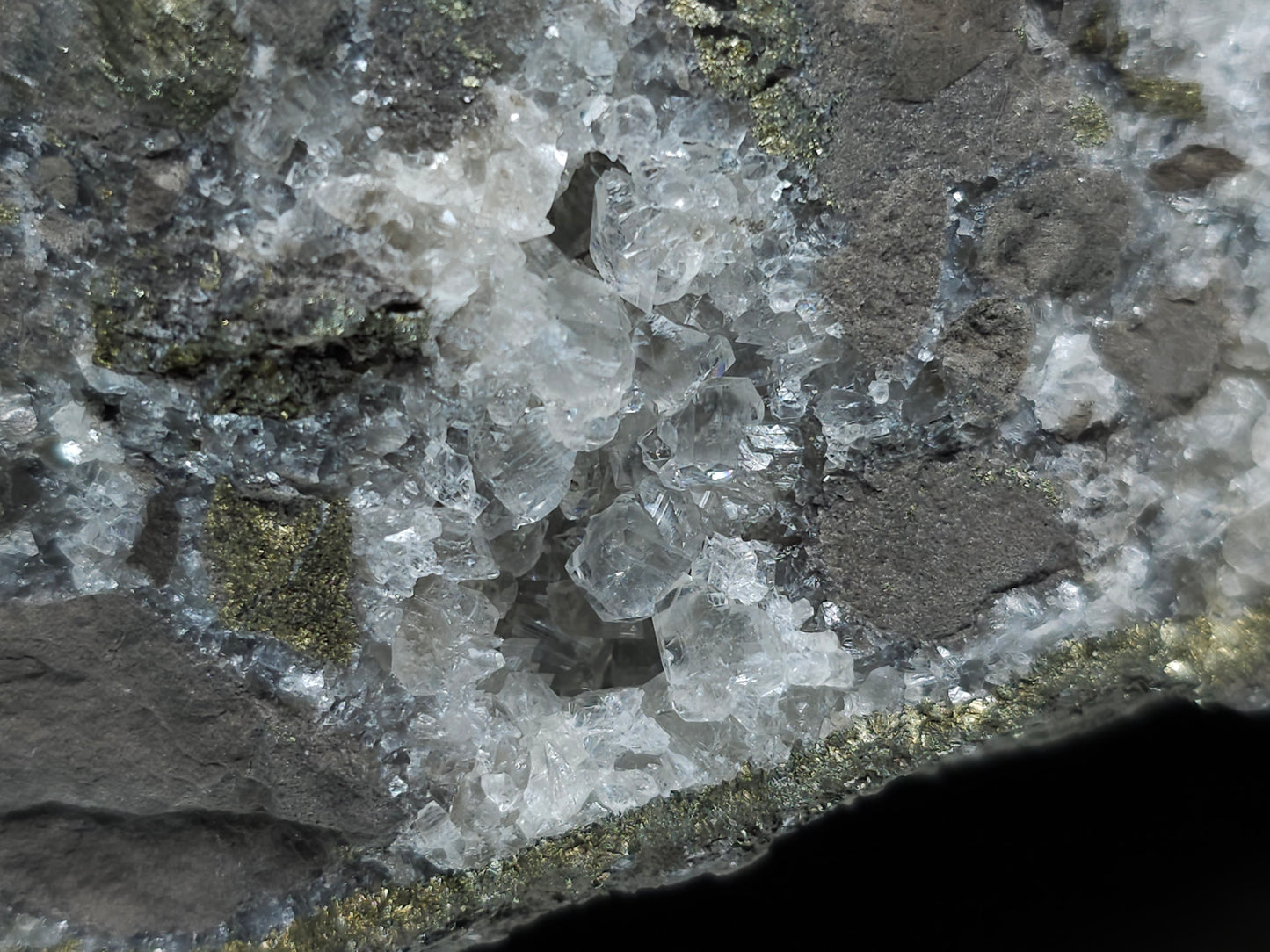 #33122 Super clear Nailhead Spar Calcite geode with Chalcopyrite ore and multiple small fossils in the matrix