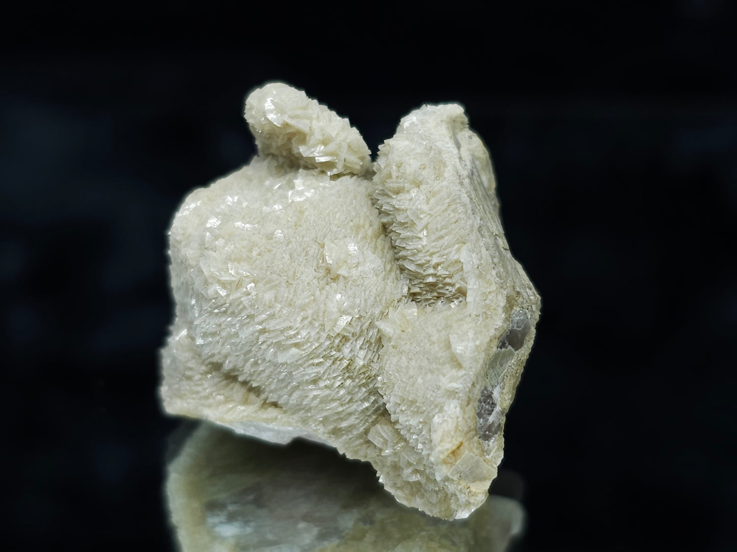 #88051 Cream-white Calcite pseudomorph after twin Combined form Calcite