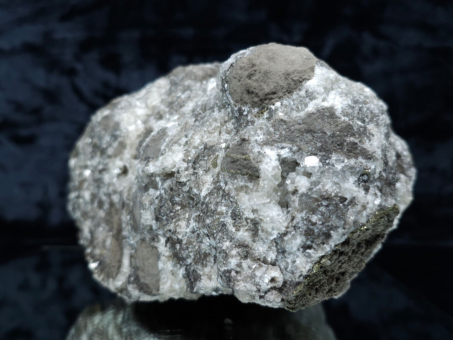 #33129 Super clear Nailhead Spar Calcite geode with Chalcopyrite ore and multiple small fossils in the matrix
