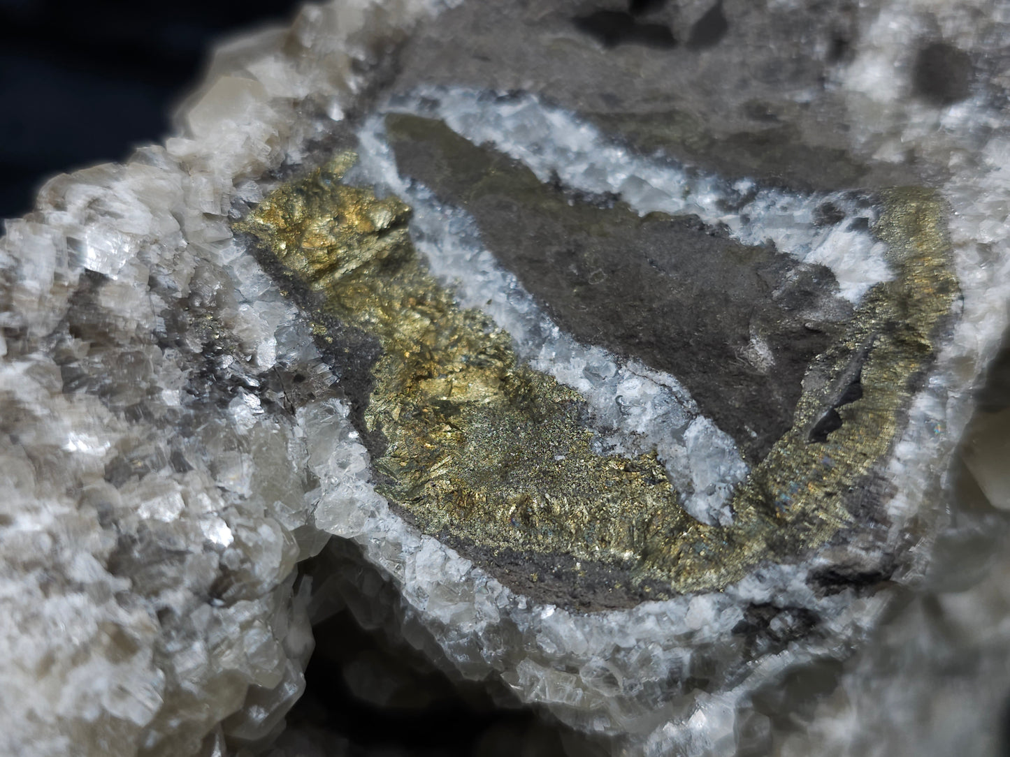 #33130 Super clear Nailhead Spar Calcite geode with Chalcopyrite ore and multiple small fossils in the matrix