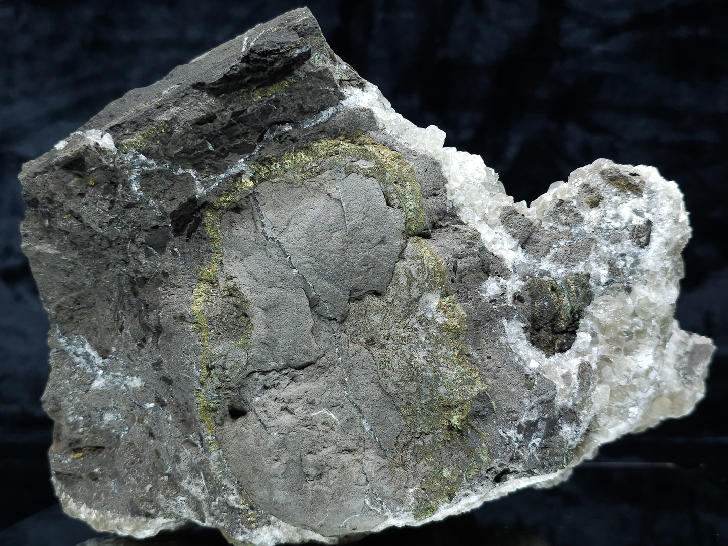 #33130 Super clear Nailhead Spar Calcite geode with Chalcopyrite ore and multiple small fossils in the matrix
