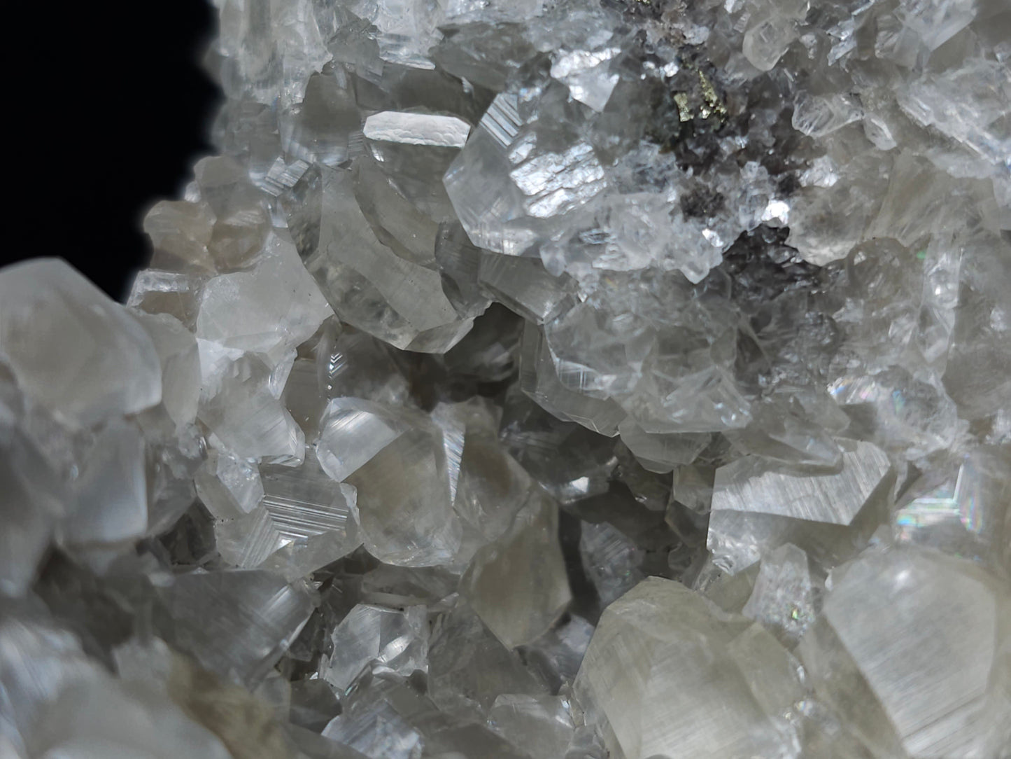 #33130 Super clear Nailhead Spar Calcite geode with Chalcopyrite ore and multiple small fossils in the matrix