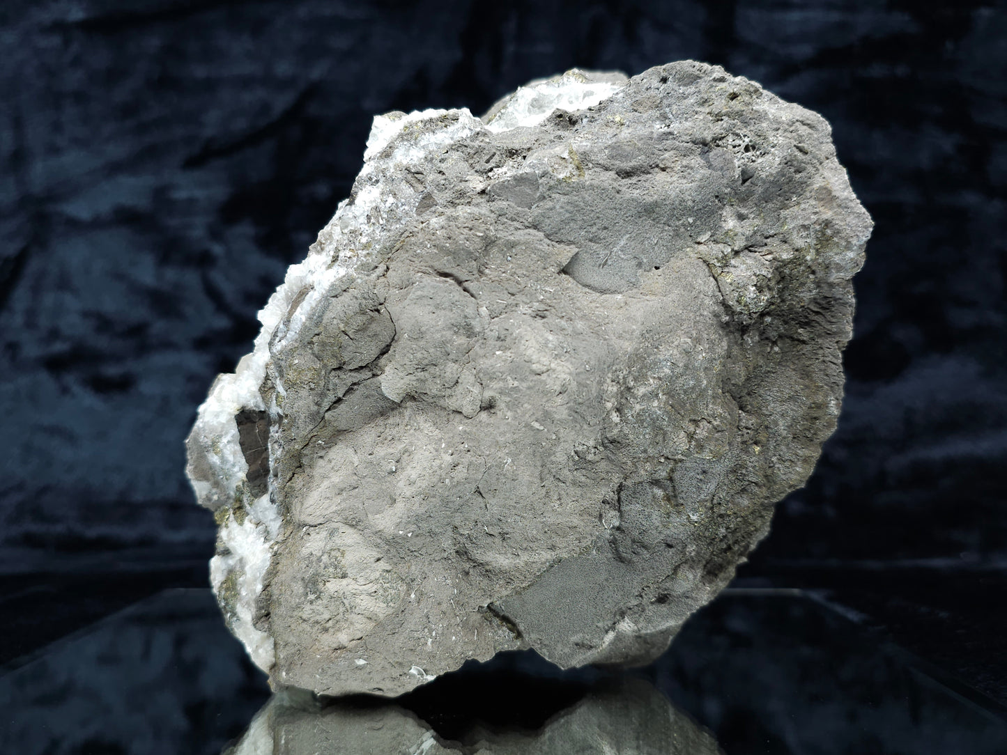 #33133 Super clear Nailhead Spar Calcite geode with Chalcopyrite ore and multiple small fossils in the matrix