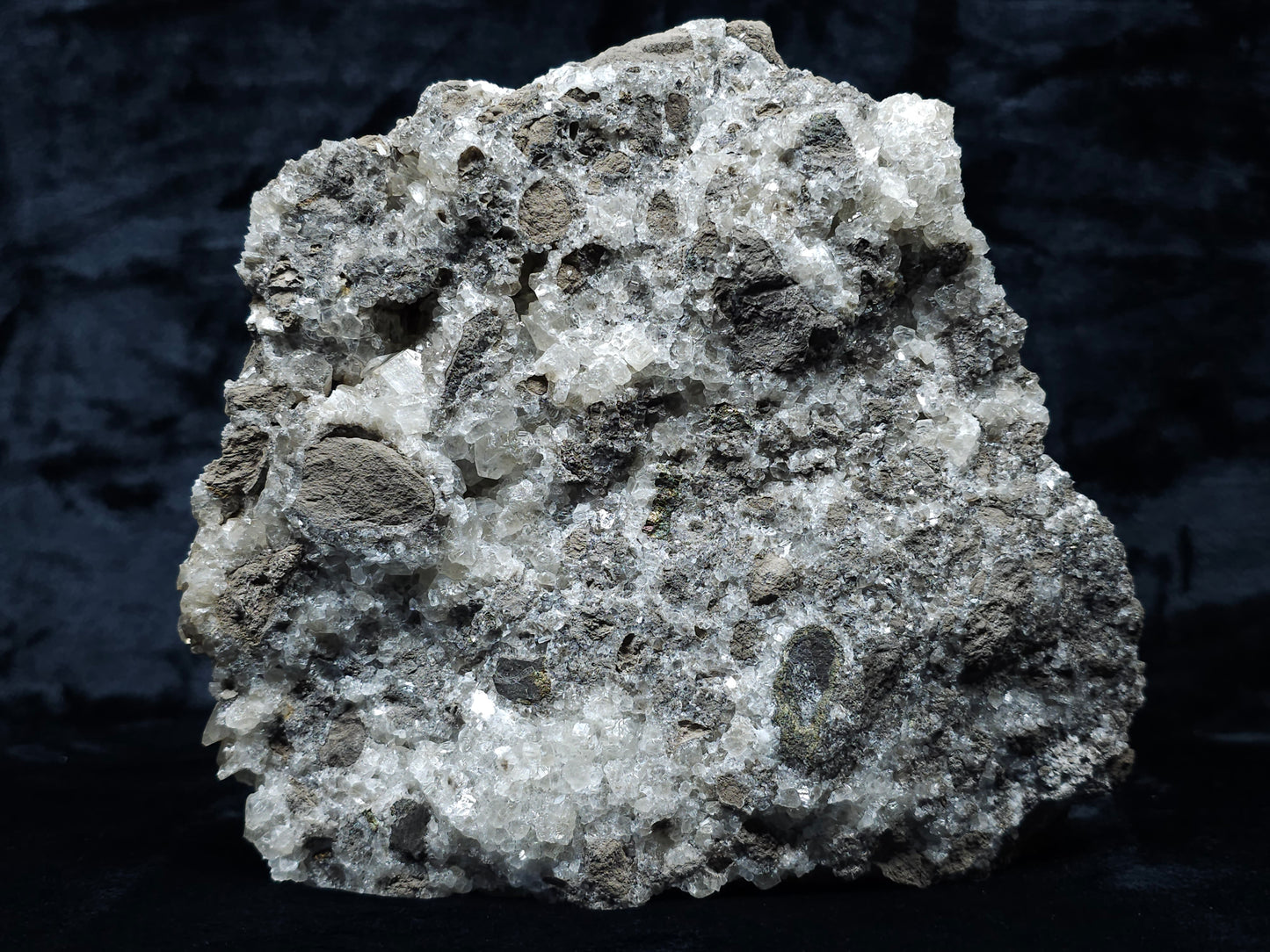#33131 Super clear Nailhead Spar Calcite geode with Chalcopyrite ore and multiple small fossils in the matrix