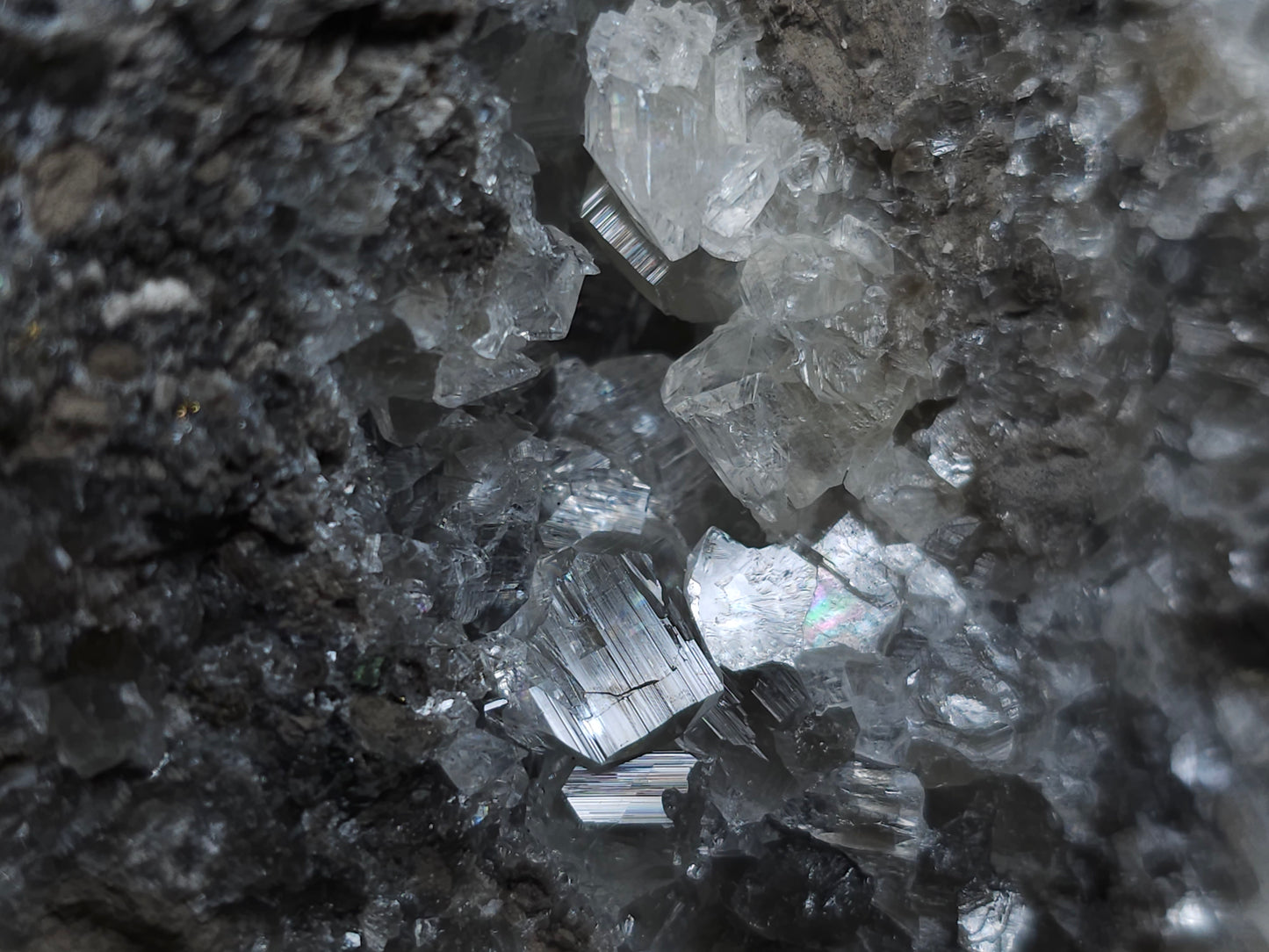 #33131 Super clear Nailhead Spar Calcite geode with Chalcopyrite ore and multiple small fossils in the matrix